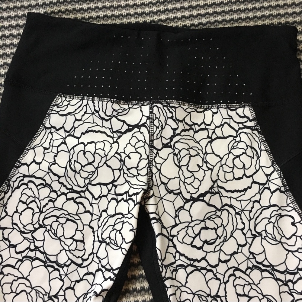 Black workout leggings white floral detail NEW L